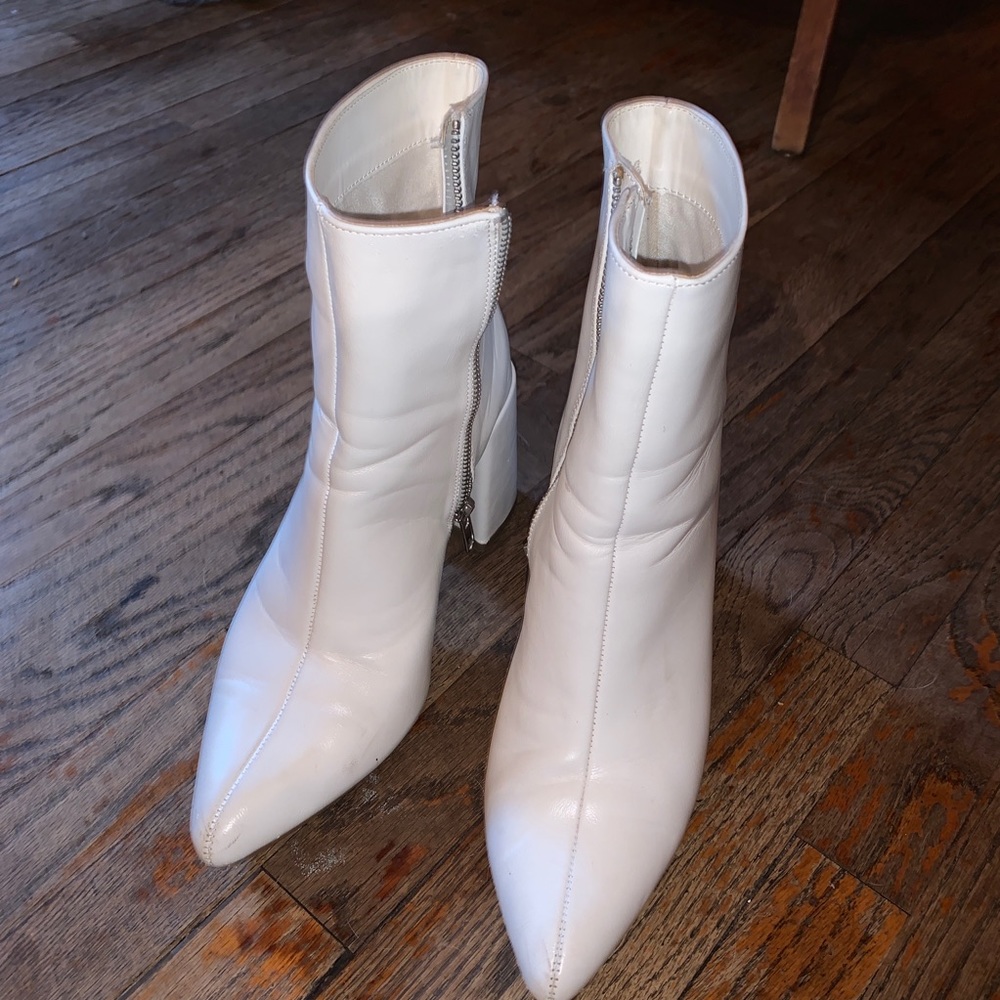 WHITE BOOTS FROM FOREVER 21